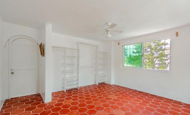 ¡Oportunidad única! Casa colonial con amplio jardín y gran potencial de inversión