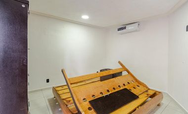 ¡Oportunidad única! Casa colonial con amplio jardín y gran potencial de inversión