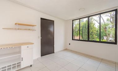 ¡Oportunidad única! Casa colonial con amplio jardín y gran potencial de inversión