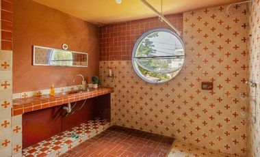¡Oportunidad única! Casa colonial con amplio jardín y gran potencial de inversión
