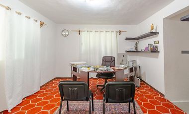 ¡Oportunidad única! Casa colonial con amplio jardín y gran potencial de inversión