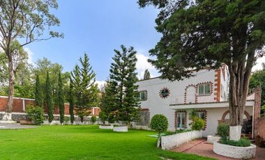 ¡Oportunidad única! Casa colonial con amplio jardín y gran potencial de inversión