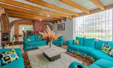 ¡Oportunidad única! Casa colonial con amplio jardín y gran potencial de inversión