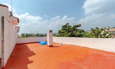 ¡Oportunidad única! Casa colonial con amplio jardín y gran potencial de inversión