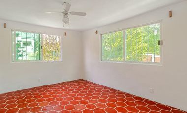¡Oportunidad única! Casa colonial con amplio jardín y gran potencial de inversión