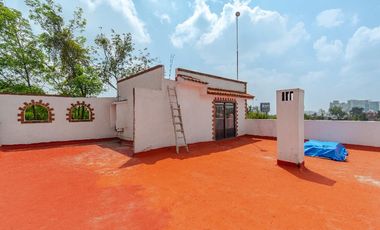 ¡Oportunidad única! Casa colonial con amplio jardín y gran potencial de inversión