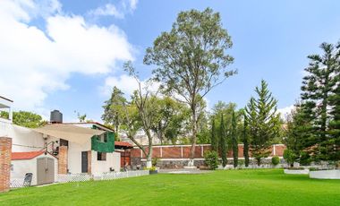 ¡Oportunidad única! Casa colonial con amplio jardín y gran potencial de inversión