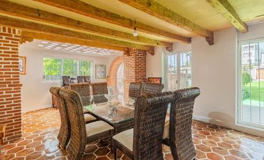 ¡Oportunidad única! Casa colonial con amplio jardín y gran potencial de inversión