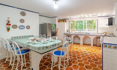 ¡Oportunidad única! Casa colonial con amplio jardín y gran potencial de inversión