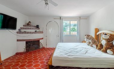 ¡Oportunidad única! Casa colonial con amplio jardín y gran potencial de inversión