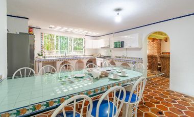 ¡Oportunidad única! Casa colonial con amplio jardín y gran potencial de inversión