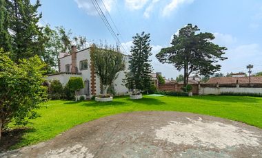 ¡Oportunidad única! Casa colonial con amplio jardín y gran potencial de inversión