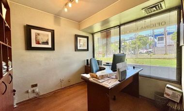 Amplio Local Comercial u Oficina en Manquehue Sur