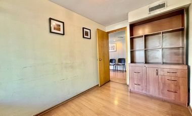 Amplio Local Comercial u Oficina en Manquehue Sur