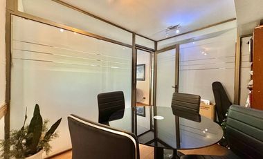 Amplio Local Comercial u Oficina en Manquehue Sur