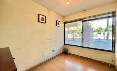 Amplio Local Comercial u Oficina en Manquehue Sur
