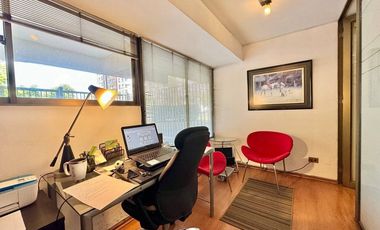 Amplio Local Comercial u Oficina en Manquehue Sur