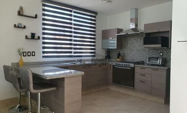 Casa en renta amueblada en circuito privado Amberes Residencial modelo Grande