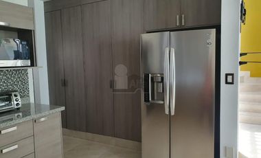 Casa en renta amueblada en circuito privado Amberes Residencial modelo Grande