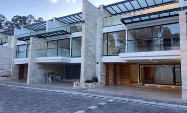 Casa en urbanización, sector Av. Solano