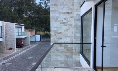 Casa en urbanización, sector Av. Solano