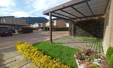 Hermosa casa en Condominio Casa de la Montaña, sector Chuntame en Cajicá.