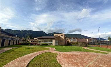 Hermosa casa en Condominio Casa de la Montaña, sector Chuntame en Cajicá.