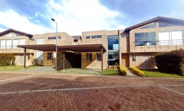 Hermosa casa en Condominio Casa de la Montaña, sector Chuntame en Cajicá.