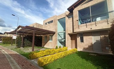 Hermosa casa en Condominio Casa de la Montaña, sector Chuntame en Cajicá.