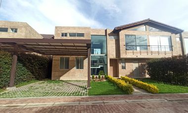 Hermosa casa en Condominio Casa de la Montaña, sector Chuntame en Cajicá.