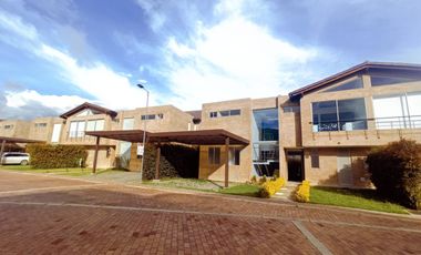 Hermosa casa en Condominio Casa de la Montaña, sector Chuntame en Cajicá.