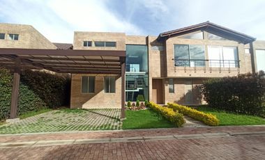 Hermosa casa en Condominio Casa de la Montaña, sector Chuntame en Cajicá.