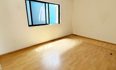 EXTRAORDINARIO LOCAL COMERCIAL A PIE DE CALLE SOBRE AV. JINETES