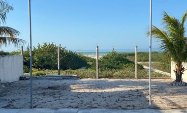 Terreno frente al mar en Sisal, con construcción.