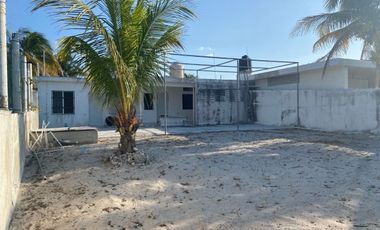 Terreno frente al mar en Sisal, con construcción.