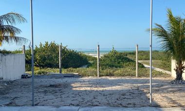 Terreno frente al mar en Sisal, con construcción.