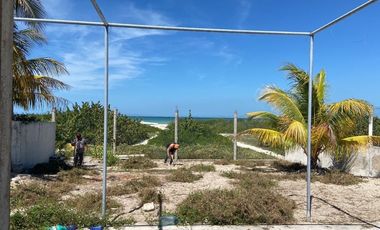 Terreno frente al mar en Sisal, con construcción.