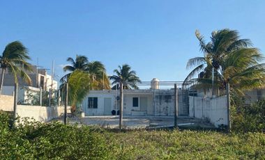 Terreno frente al mar en Sisal, con construcción.