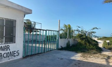 Terreno frente al mar en Sisal, con construcción.