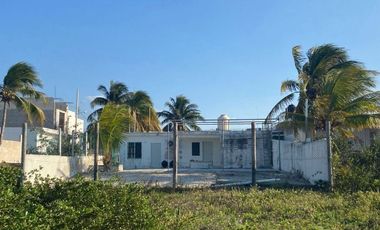 Terreno frente al mar en Sisal, con construcción.
