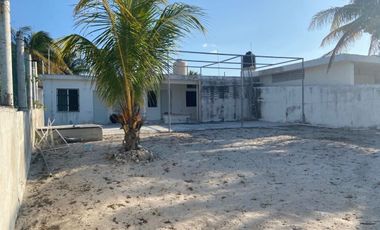 Terreno frente al mar en Sisal, con construcción.