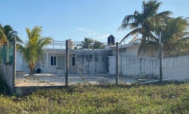 Terreno frente al mar en Sisal, con construcción.