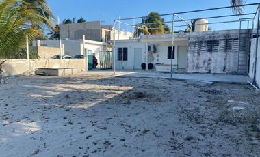 Terreno frente al mar en Sisal, con construcción.