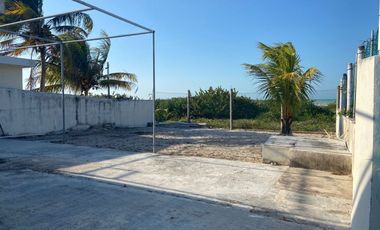 Terreno frente al mar en Sisal, con construcción.