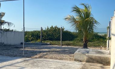 Terreno frente al mar en Sisal, con construcción.