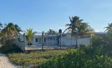 Terreno frente al mar en Sisal, con construcción.