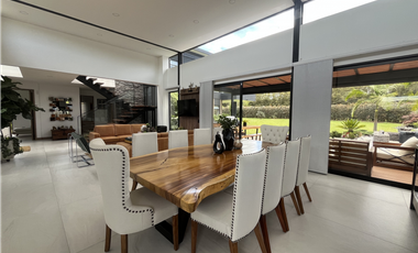 Venta de Exclusiva Casa en Llanogrande Unidad Cerrada Sector Cabeceras