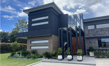 Venta de Exclusiva Casa en Llanogrande Unidad Cerrada Sector Cabeceras