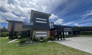 Venta de Exclusiva Casa en Llanogrande Unidad Cerrada Sector Cabeceras