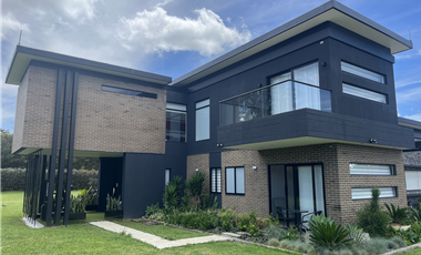 Venta de Exclusiva Casa en Llanogrande Unidad Cerrada Sector Cabeceras